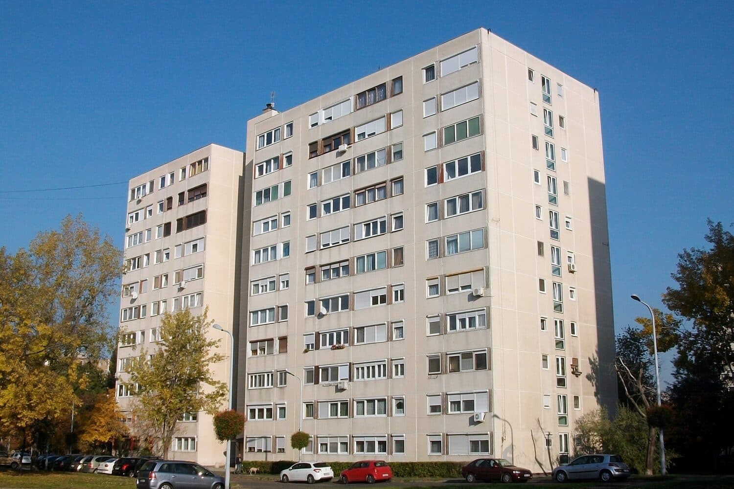 Tízemeletes panelház lakótelepi környezetben