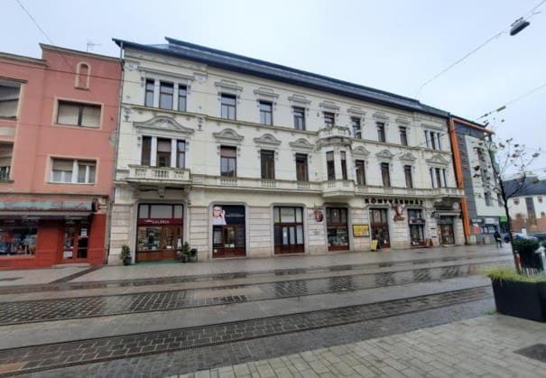 Belvárosi üzletház földszinti üzlethelyiségekkel